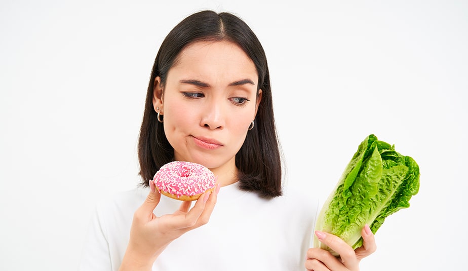 Manger-Jeune-femme-alimentation